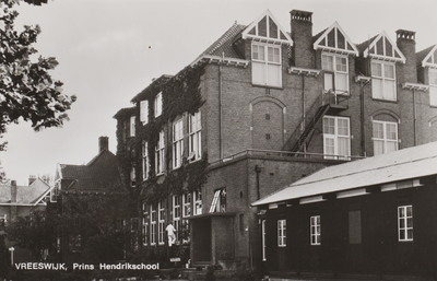 130478 Gezicht op het internaatsgebouw van de Prins Hendrikschool voor schipperskinderen te Vreeswijk.N.B. De gemeente ...